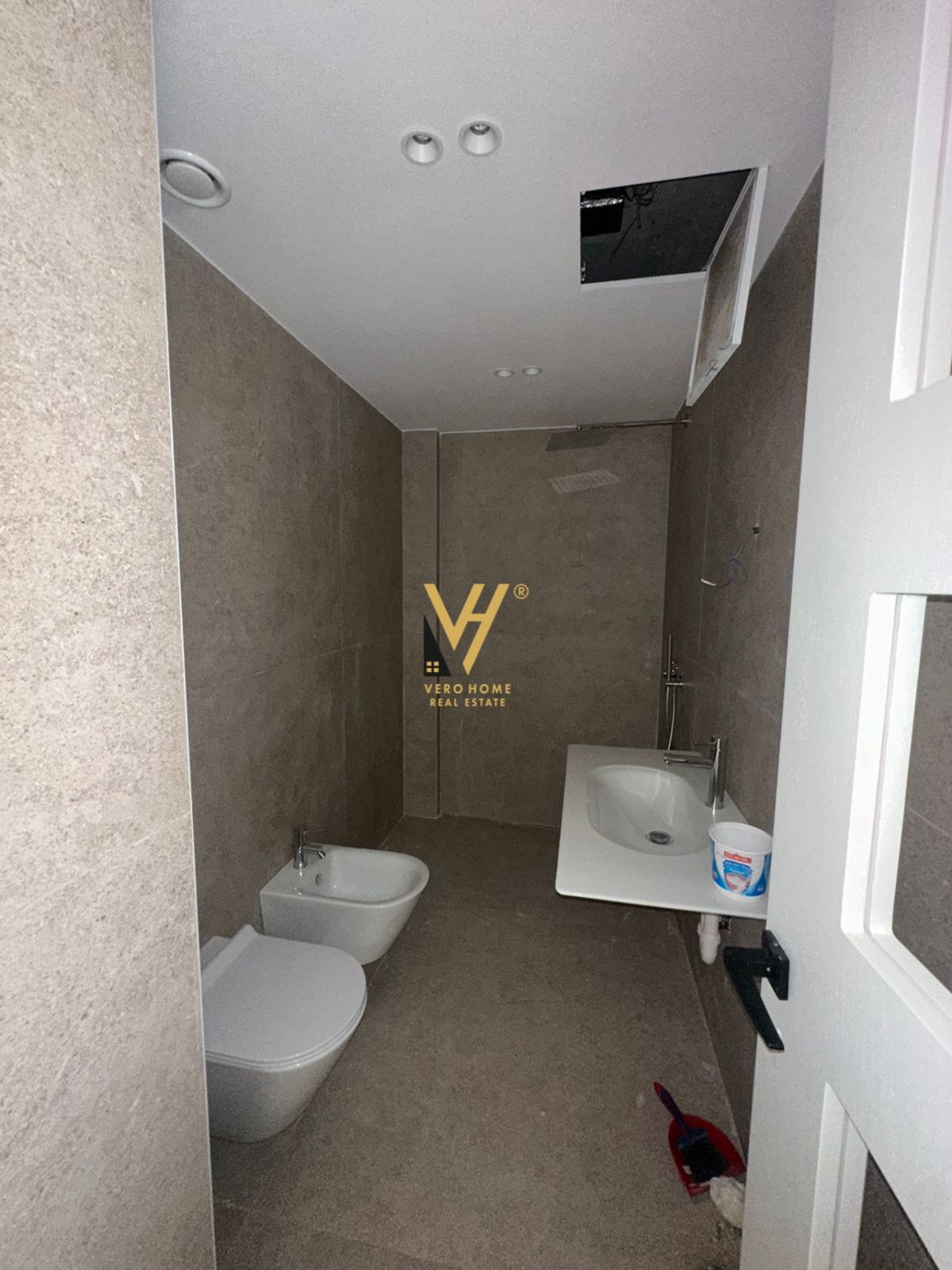 AMBIENT 110M2 TE RRUGA E KAVAJES 1.350 EURO