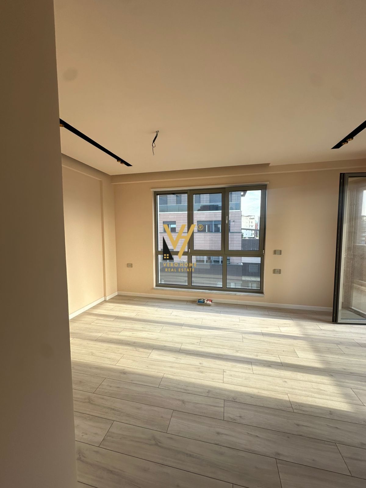 AMBIENT 110M2 TE RRUGA E KAVAJES 1.350 EURO