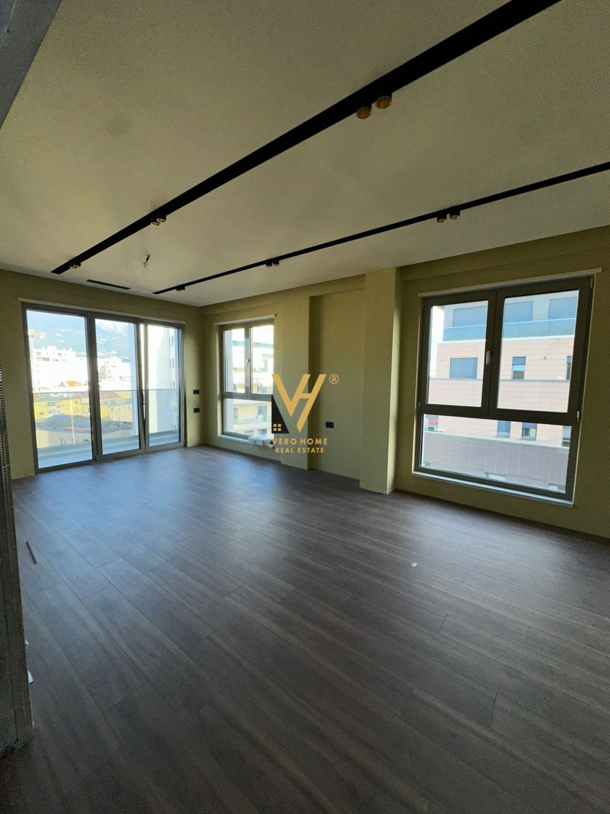 AMBIENT 110M2 TE RRUGA E KAVAJES 1.800 EURO