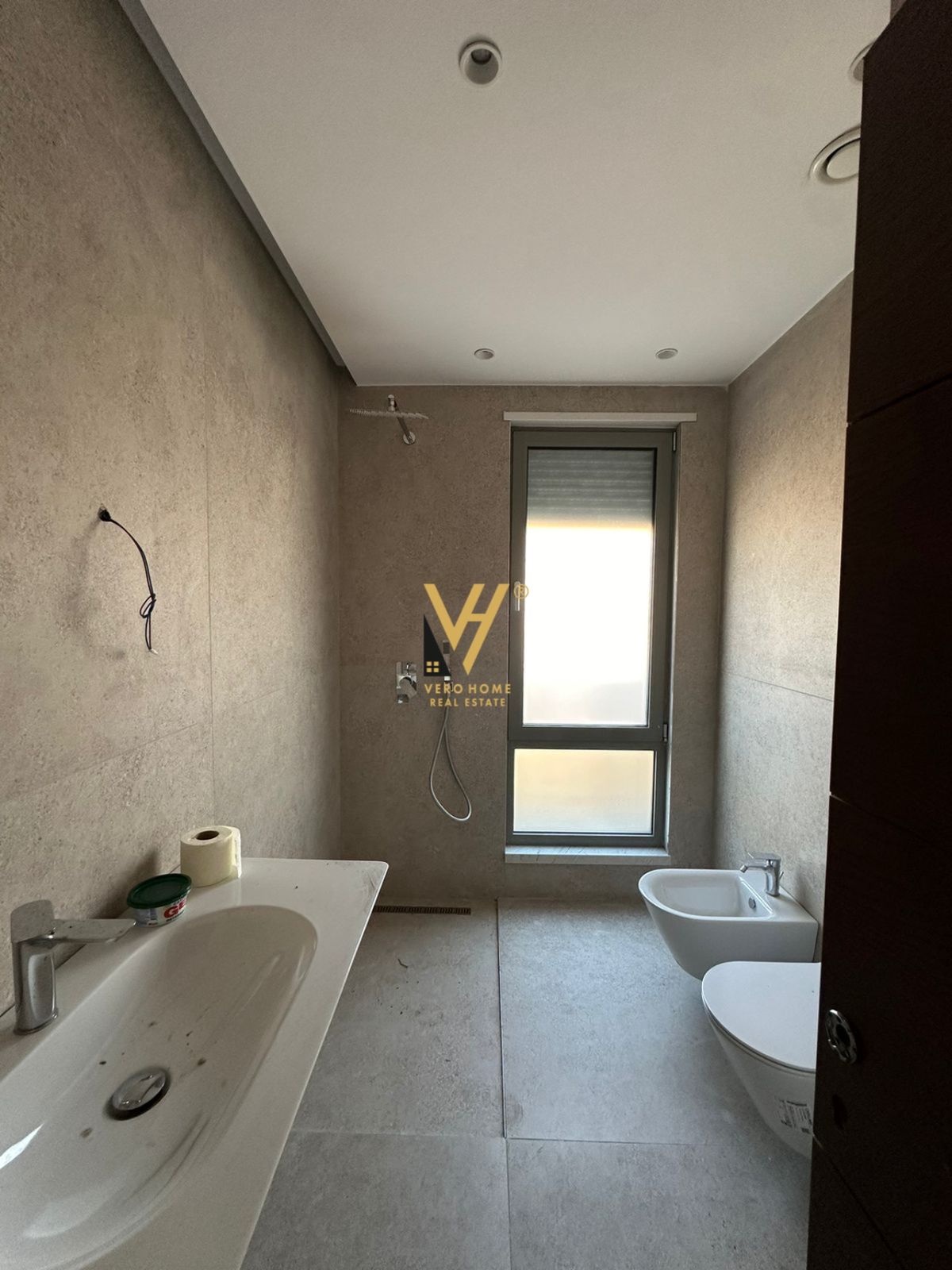 AMBIENT 110M2 TE RRUGA E KAVAJES 1.800 EURO