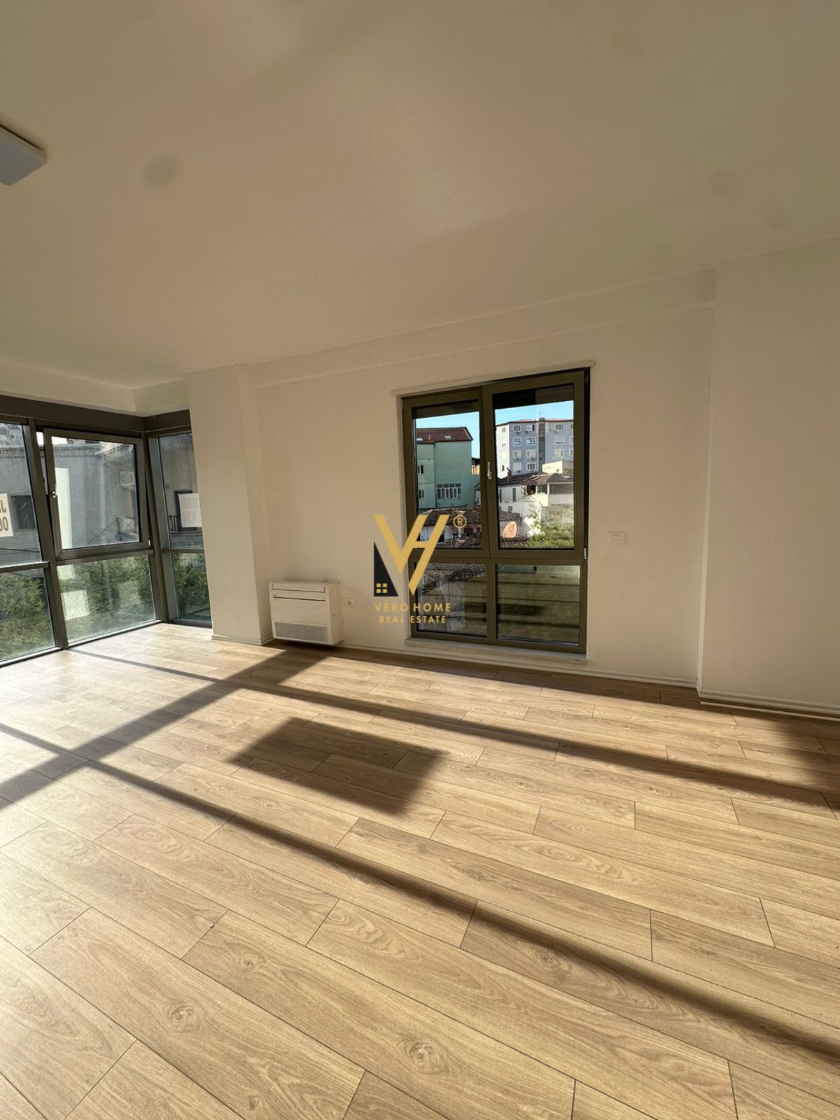 AMBIENT 150M2 TE RRUGA E KAVAJES 2.500 EURO