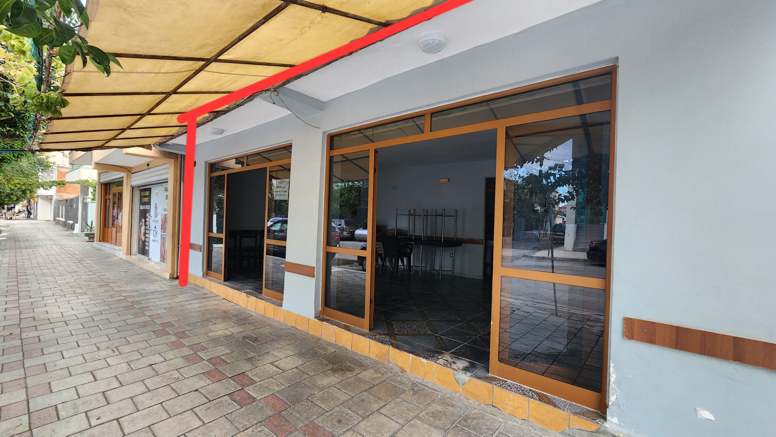 Shitet Shtepi dhe Ambient Komercial