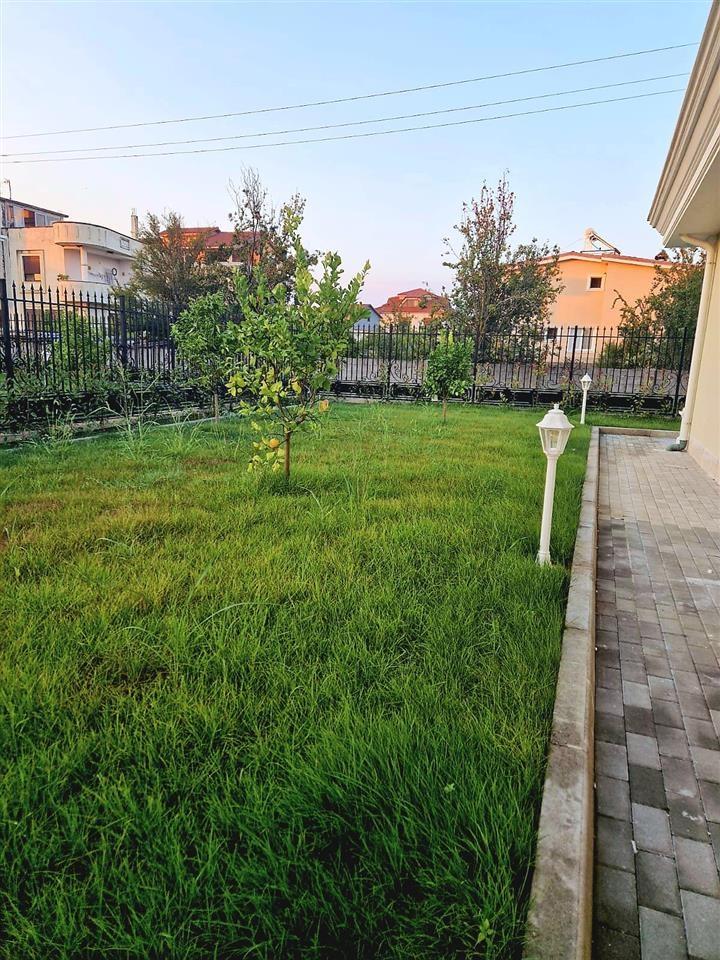 Vila luksoze,5 km nga plazhi Qerretit