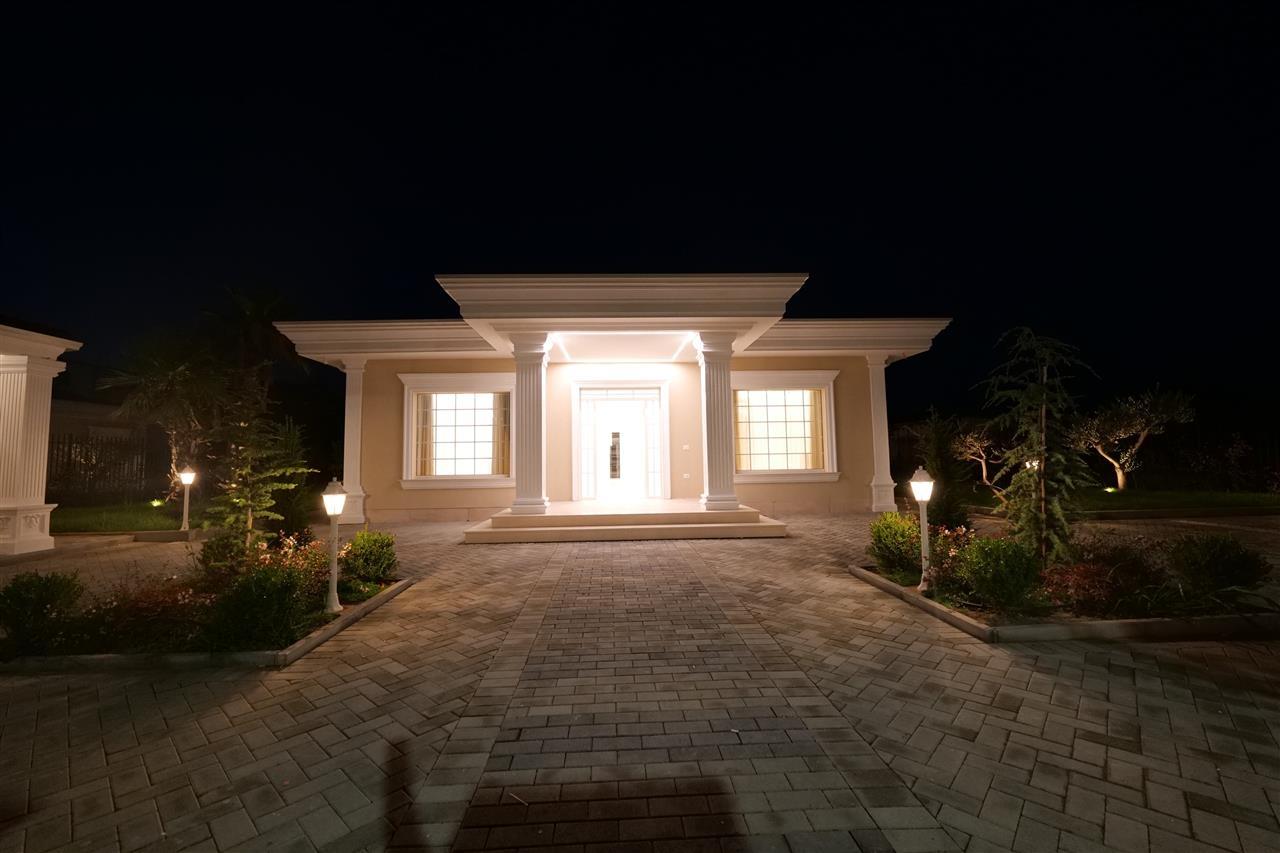 Vila luksoze,5 km nga plazhi Qerretit