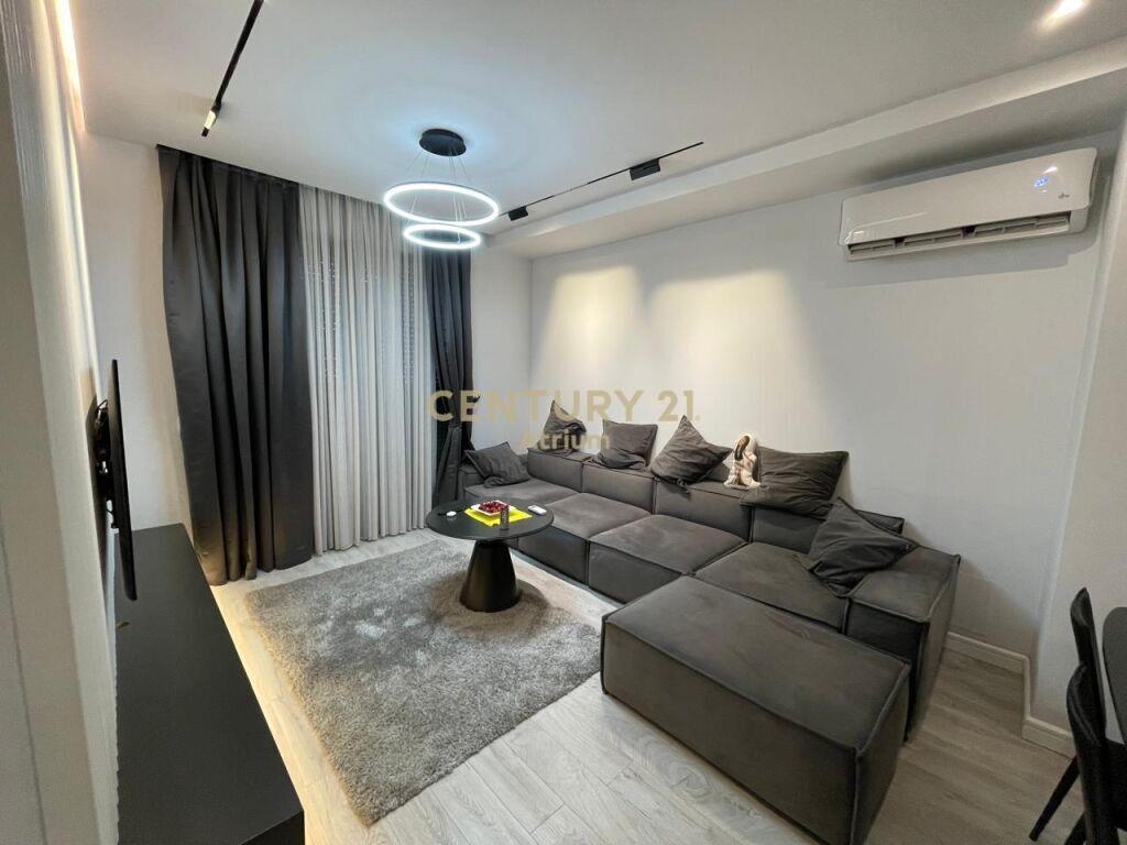 JEPET ME QIRA APARTAMENT LUKSOZ 2+1+2+ POST PARKIMI NE PORCE