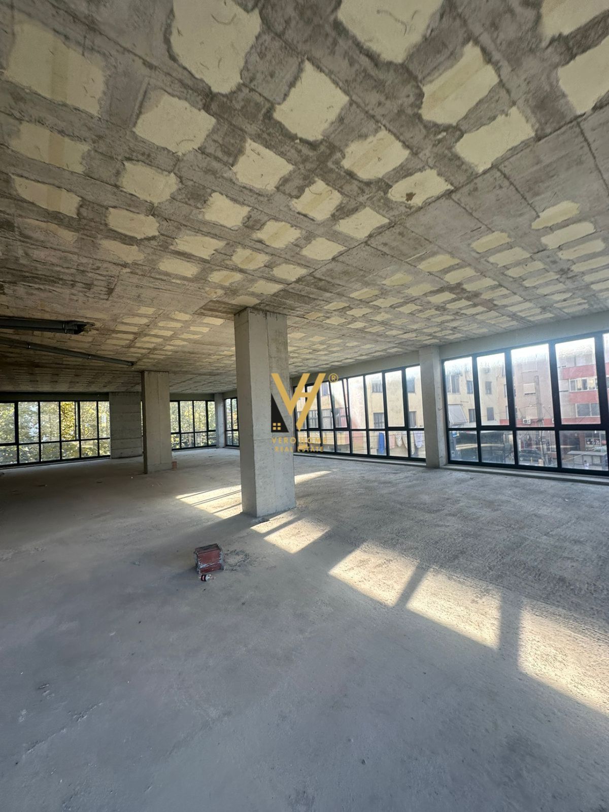 AMBIENT NE KAMEZ 850.000 EURO