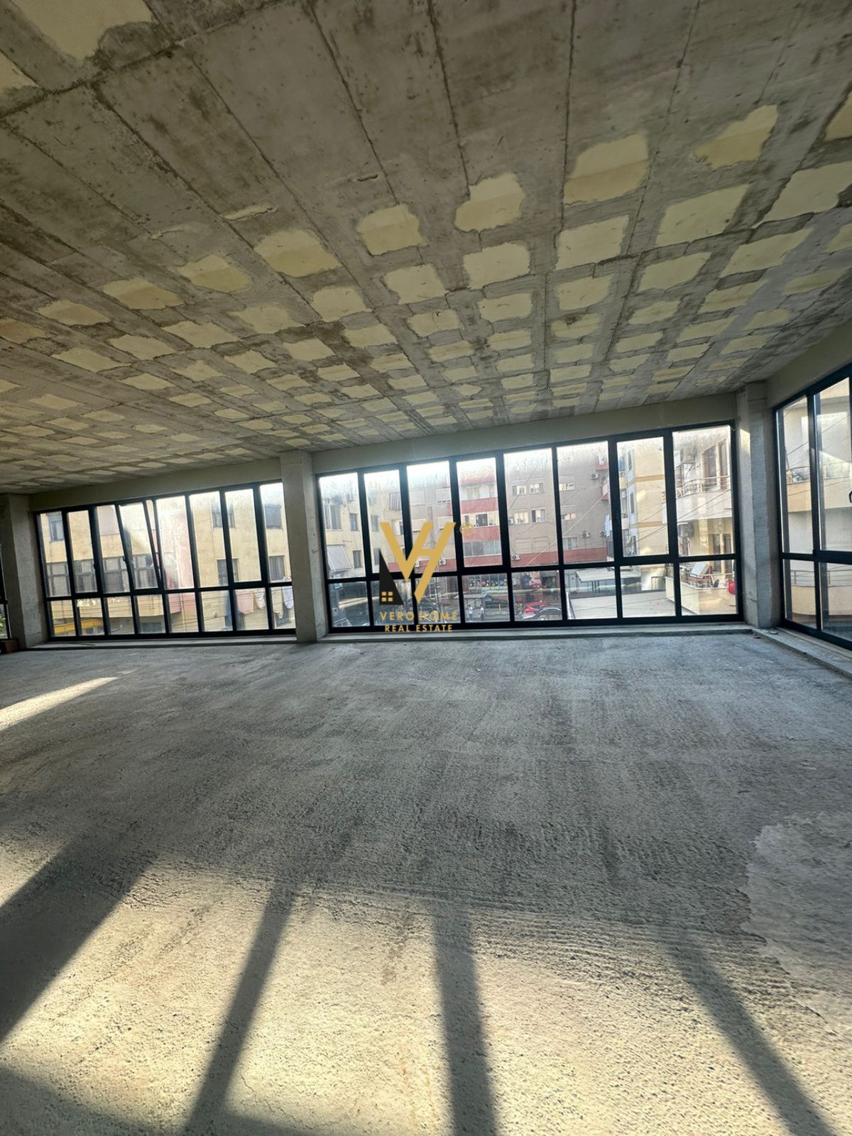 AMBIENT NE KAMEZ 850.000 EURO