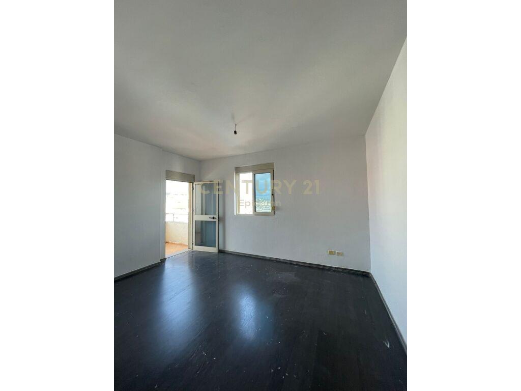 Jepet apartament 2+1 me qera prane Ish Rajonit te Policise,