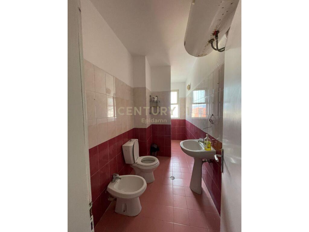 Jepet apartament 2+1 me qera prane Ish Rajonit te Policise,