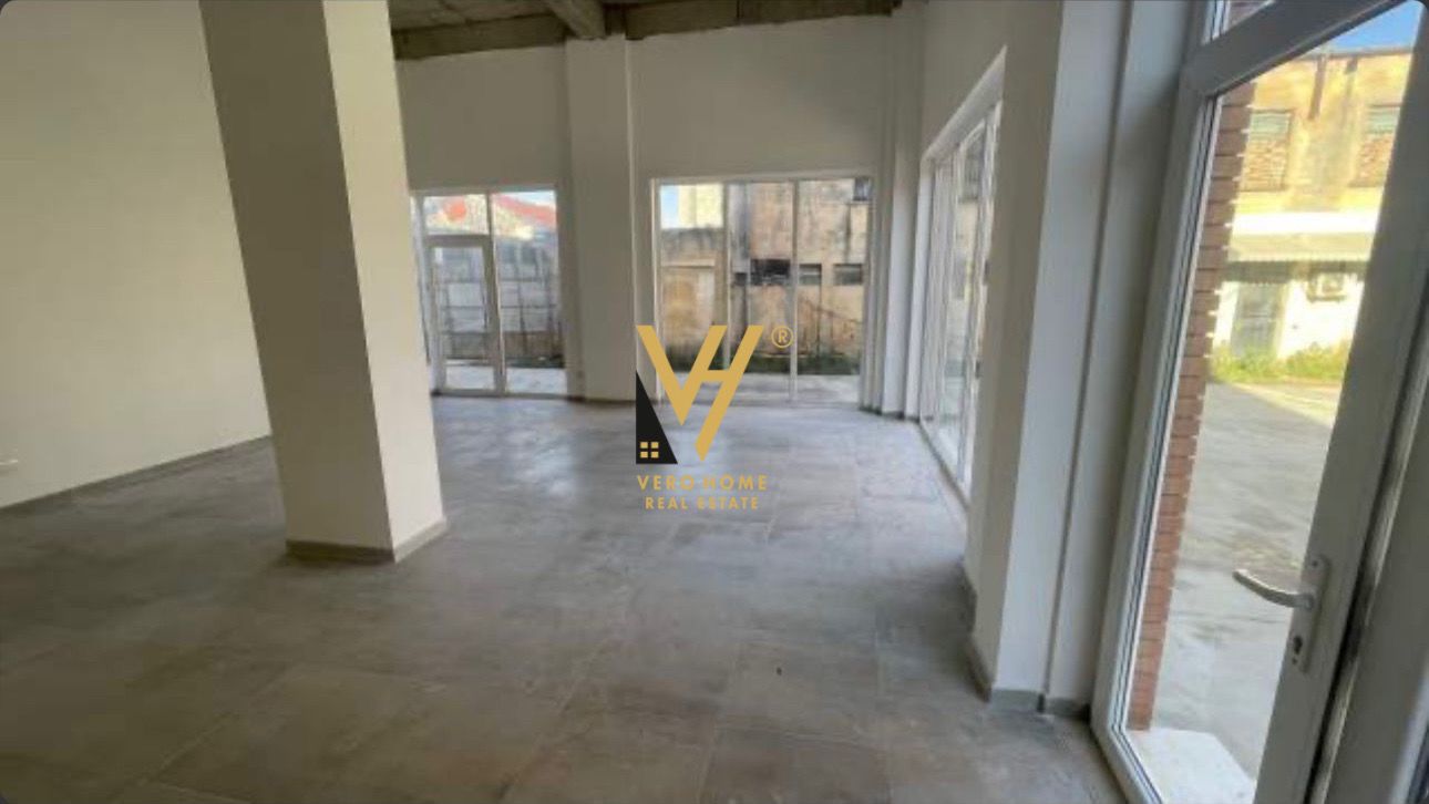 DYQAN 65 M2 ME QERA TE RRUGA E DIBRES 500 EURO