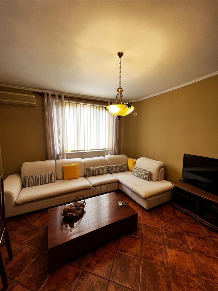 Qera,Apartament 3+1,Bulevardi Zogu i Pare, Stacionit Trenit!