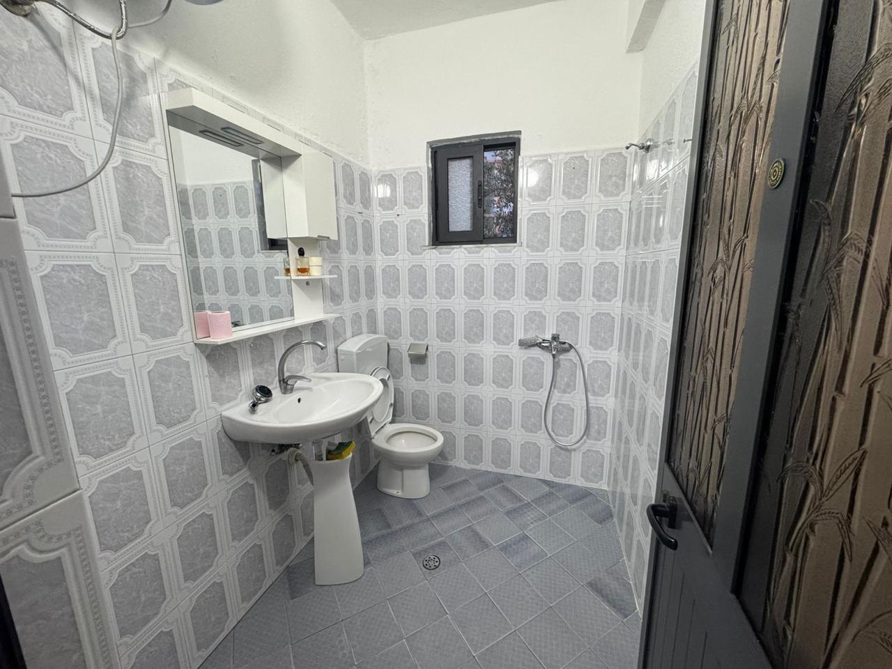 Jepet me qera kati i nje vile