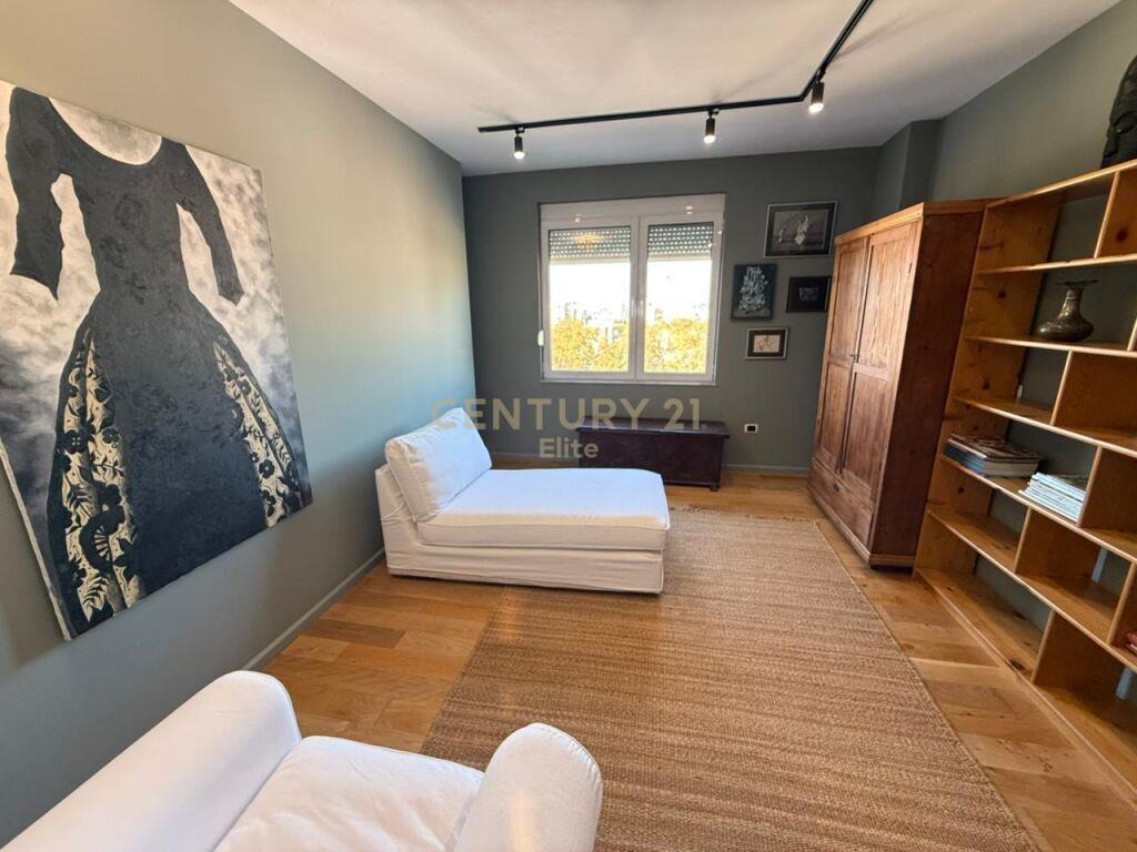 Japim me qira apartament ne zonen e Ish Bllokut.EL102411