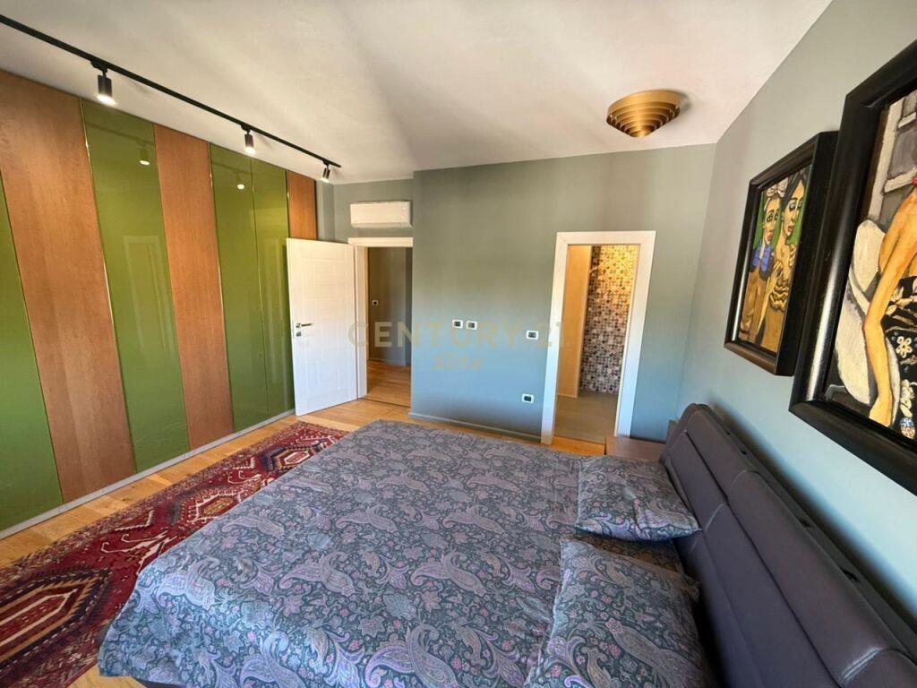 Japim me qira apartament ne zonen e Ish Bllokut.EL102411