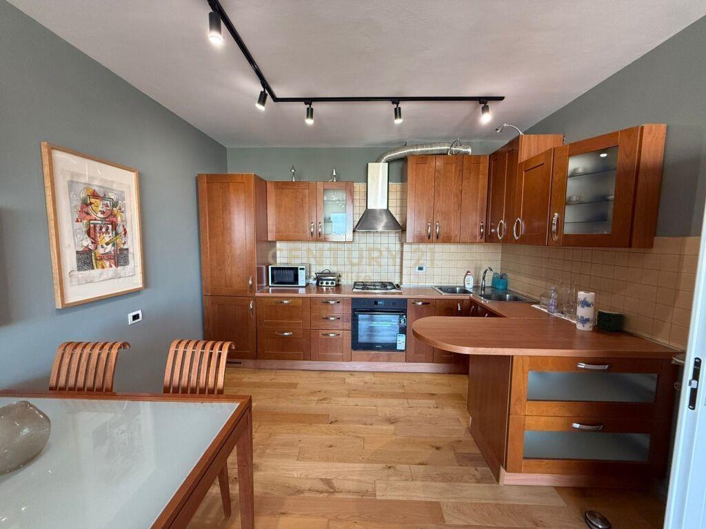 Japim me qira apartament ne zonen e Ish Bllokut.EL102411