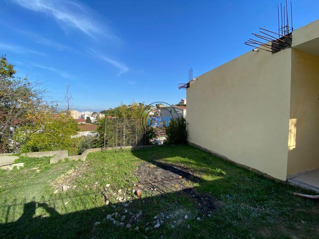 Shitet, Shtepi Private, Prane Shkolles “Hajdar Dushi”, Durre