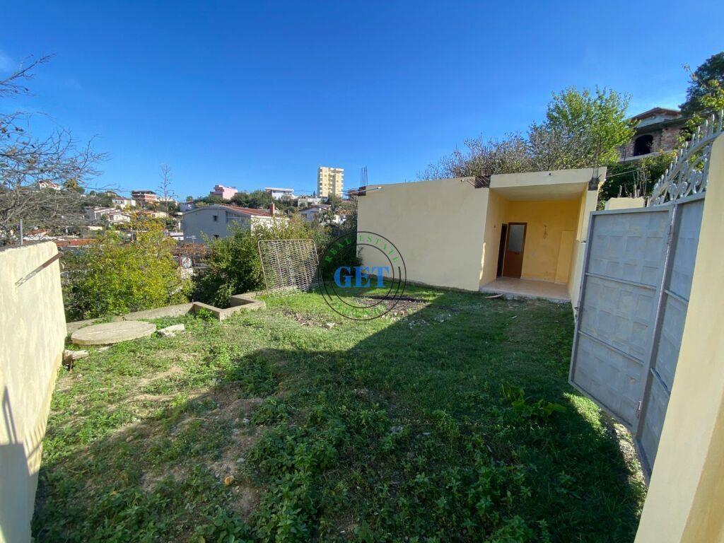 Shitet, Shtepi Private, Prane Shkolles “Hajdar Dushi”, Durre