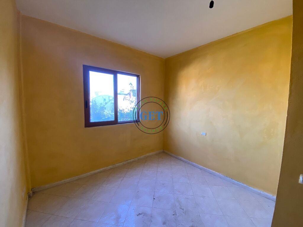 Shitet, Shtepi Private, Prane Shkolles “Hajdar Dushi”, Durre