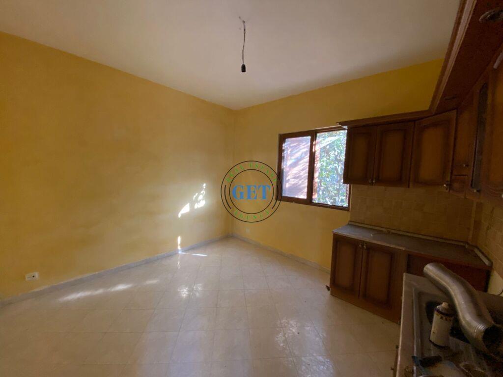 Shitet, Shtepi Private, Prane Shkolles “Hajdar Dushi”, Durre