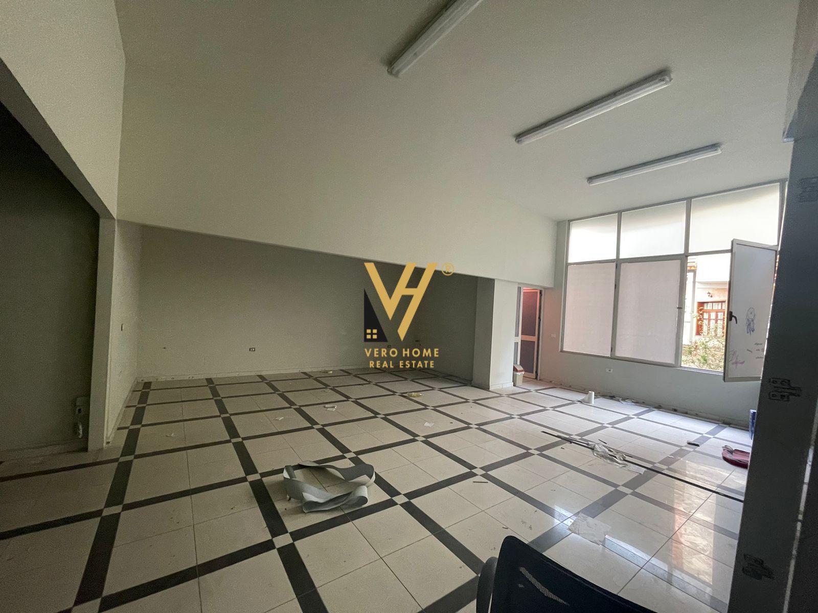 AMBJENT BIZNESI 93 M2 ME QERA NE SELITE 650 EURO