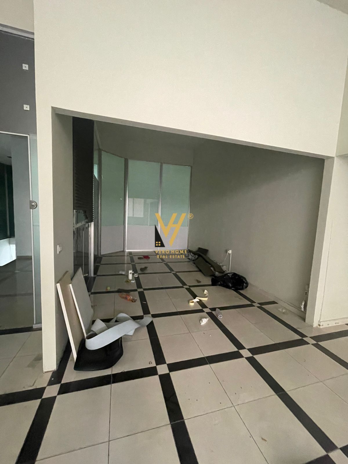 AMBJENT BIZNESI 93 M2 ME QERA NE SELITE 650 EURO