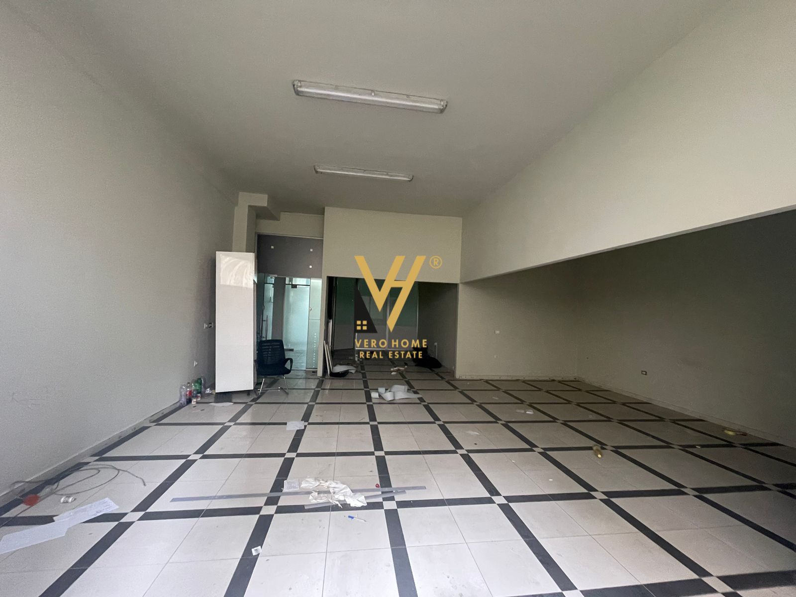 AMBJENT BIZNESI 93 M2 ME QERA NE SELITE 650 EURO