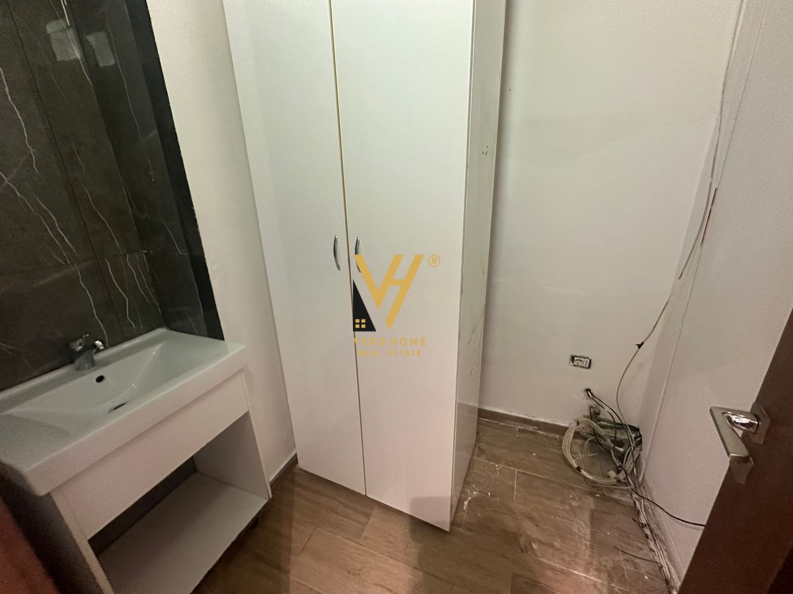 ZYRE 100 M2 ME QERA TE SHESHI WILLSON 1.500 EURO