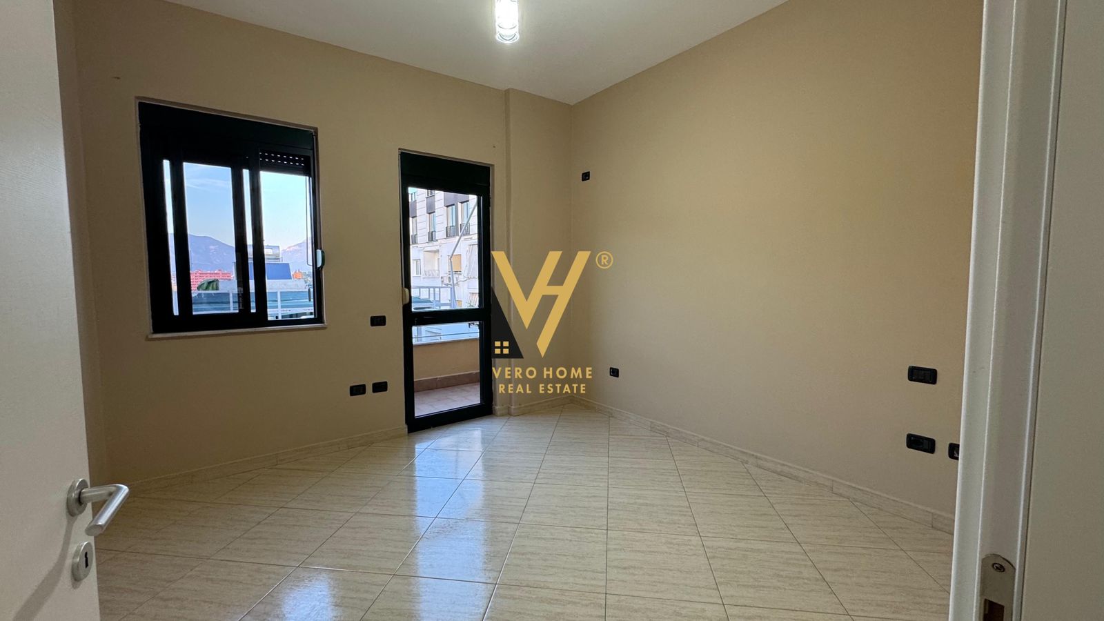 ZYRE 120 M2 TE KOPSHTI ZOOLOGJIK 550 EURO