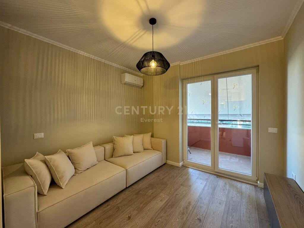 SHESHI WILLSON, 700 € everest101296