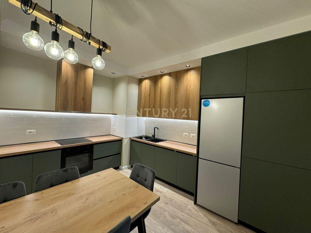 SHESHI WILLSON, 700 € everest101296