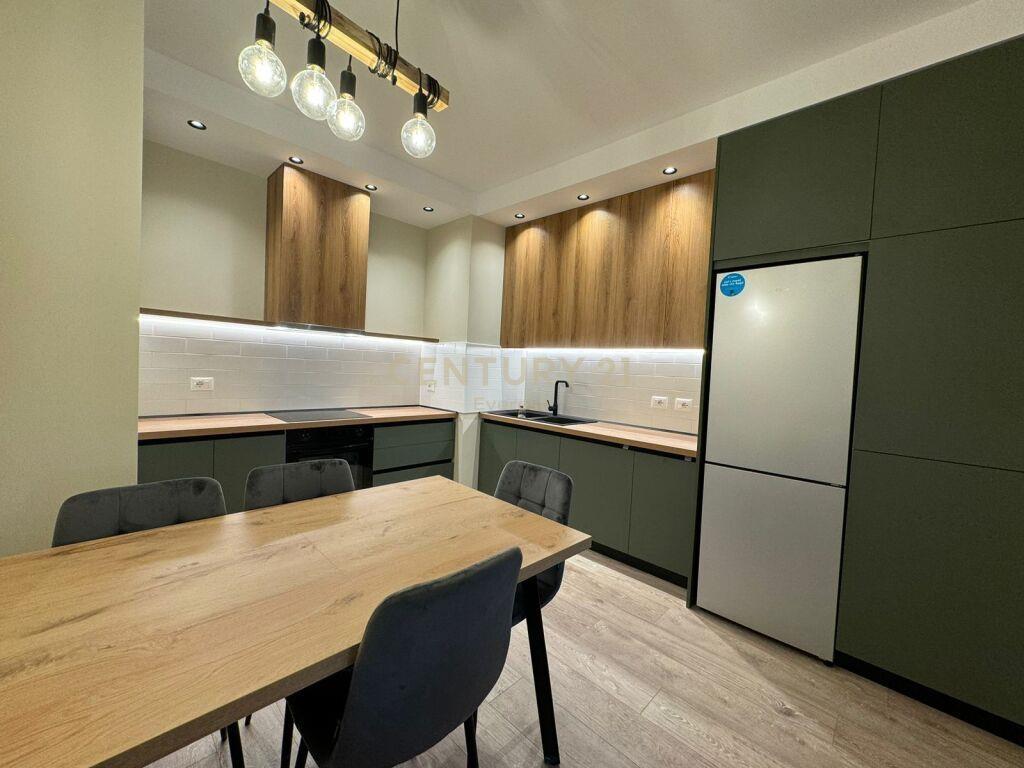 SHESHI WILLSON, 700 € everest101296