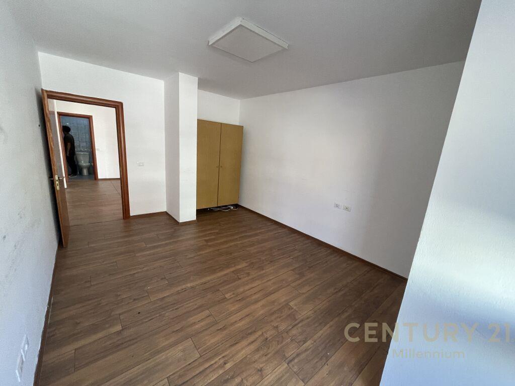 Qira | Zyrë 134 m2 | Garda | €1600