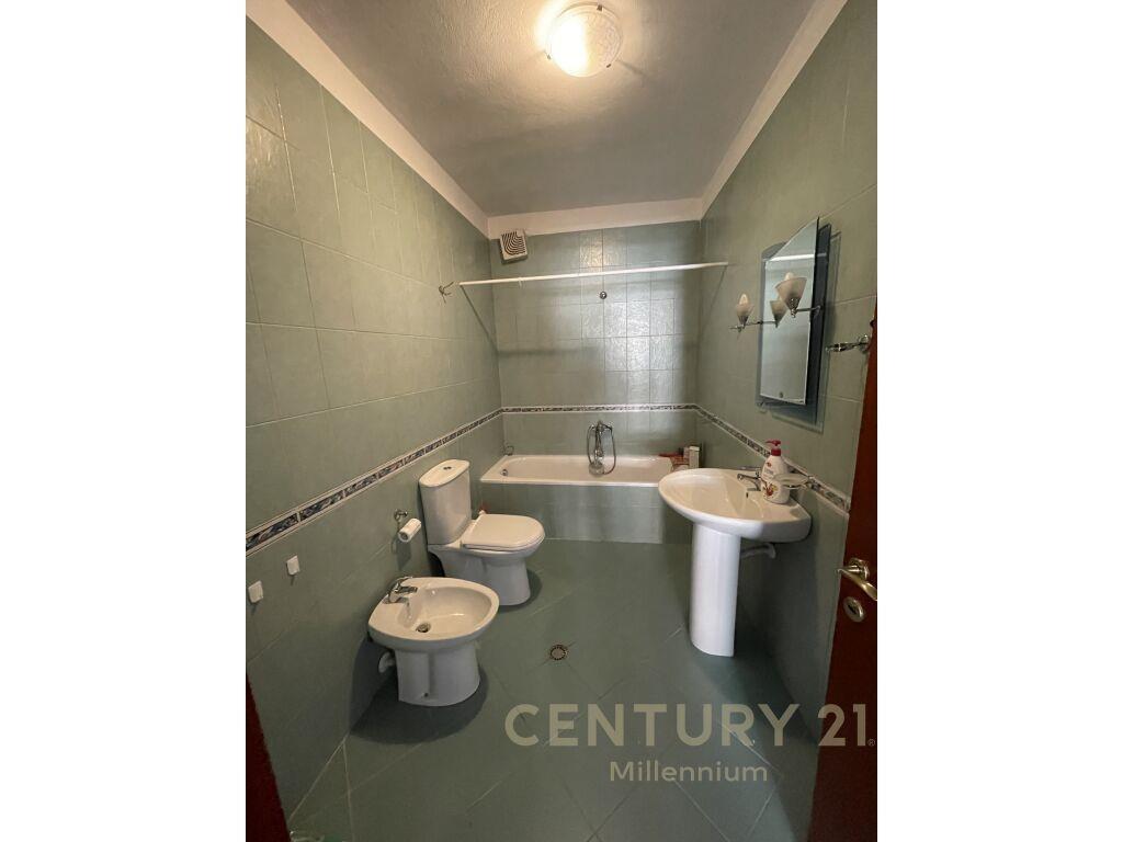 Qira | Zyrë 134 m2 | Garda | €1600