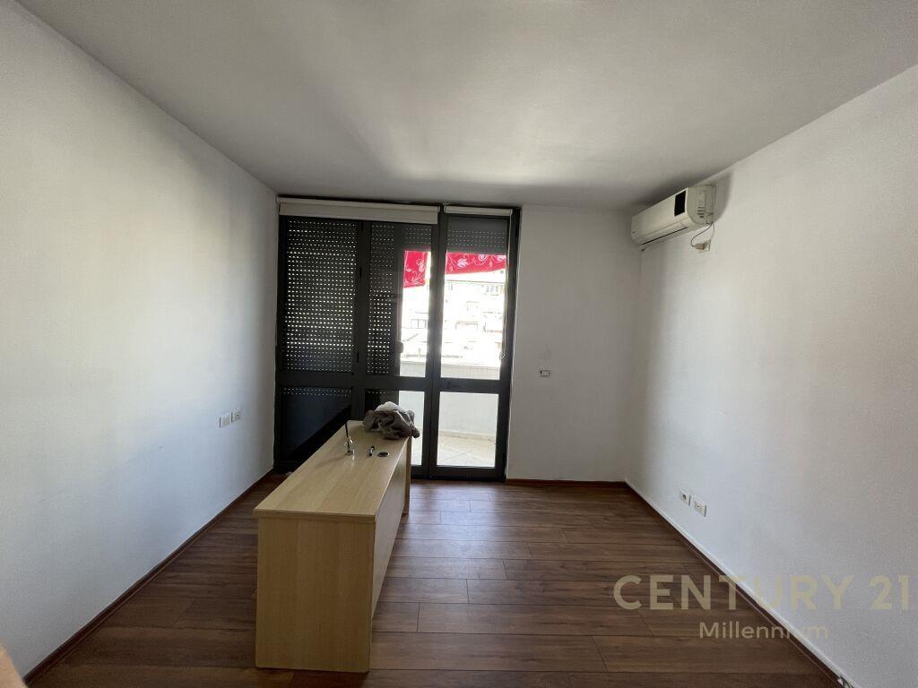 Qira | Zyrë 134 m2 | Garda | €1600