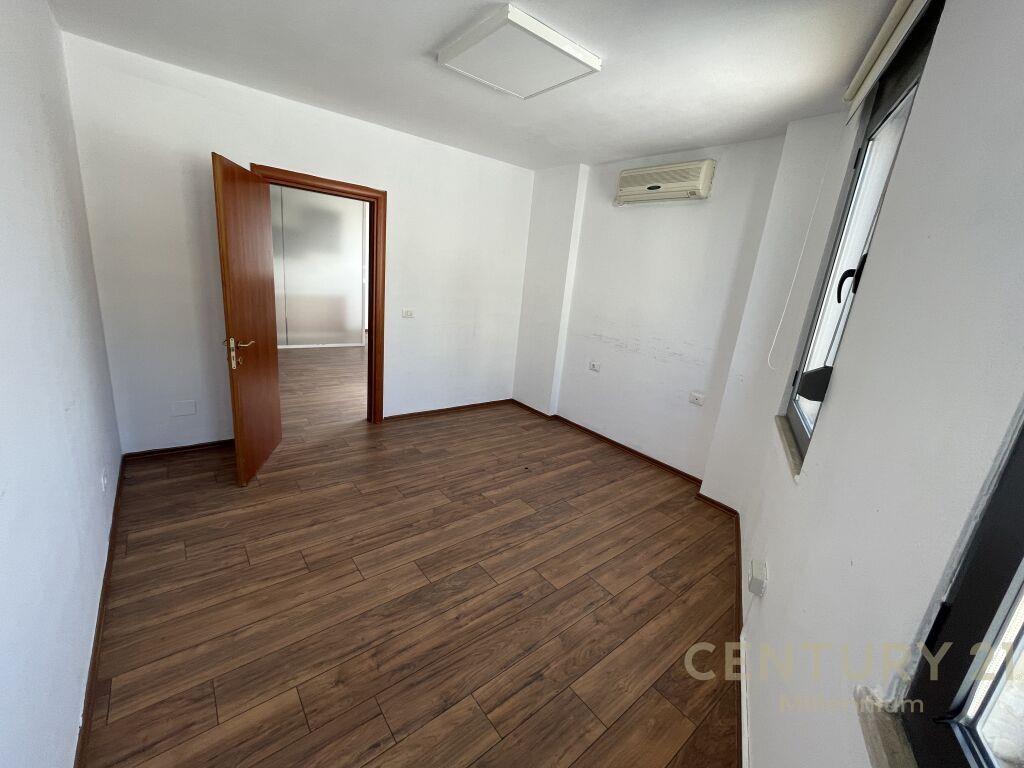 Qira | Zyrë 134 m2 | Garda | €1600