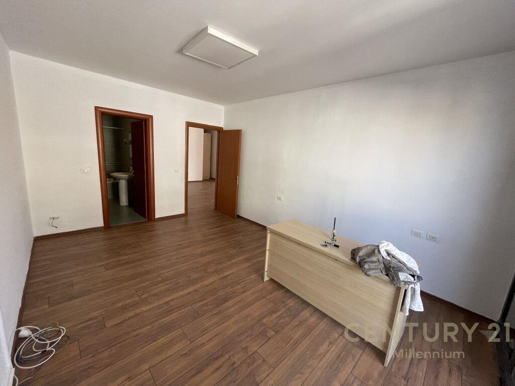 Qira | Zyrë 134 m2 | Garda | €1600