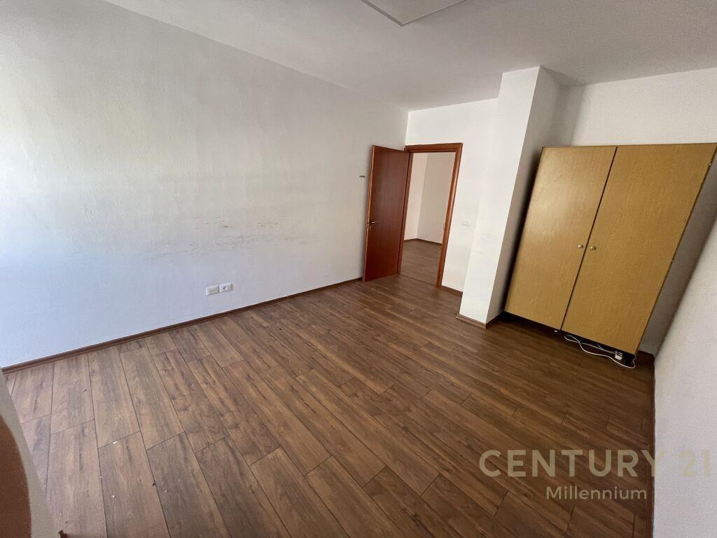 Qira | Zyrë 134 m2 | Garda | €1600