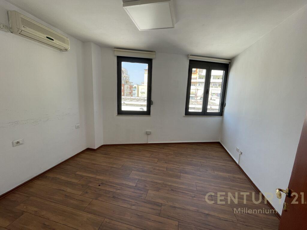 Qira | Zyrë 134 m2 | Garda | €1600