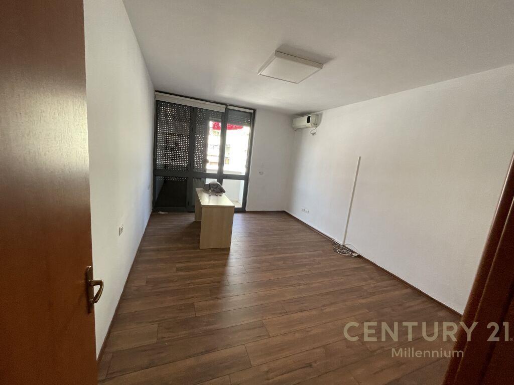 Qira | Zyrë 134 m2 | Garda | €1600