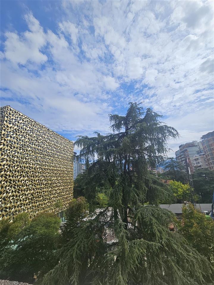 Jepet me qera per zyra/klinika dentare/estetike/mjeksore/bnb