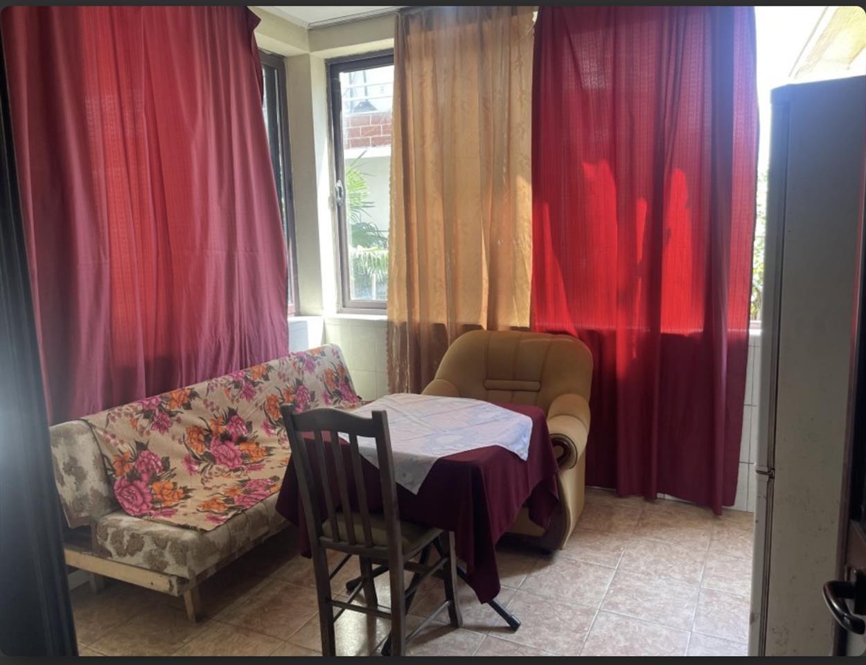 JEPET ME QERA VETEM PER 1 PERSON KT 1