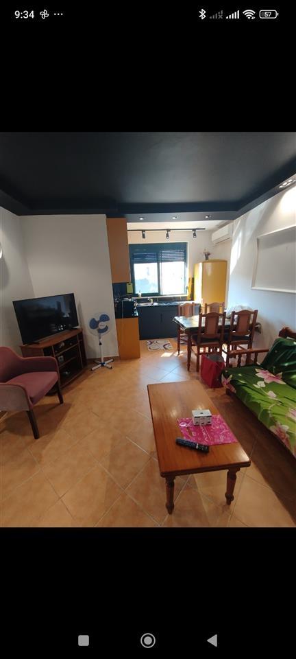 Shkembi kavajes 1+1 mobiluar 30 metra nga deti