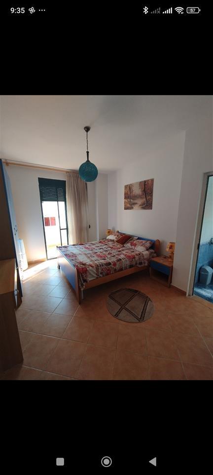 Shkembi kavajes 1+1 mobiluar 30 metra nga deti