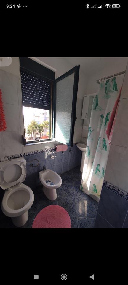 Shkembi kavajes 1+1 mobiluar 30 metra nga deti