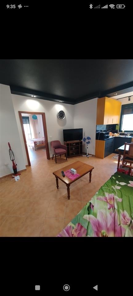 Shkembi kavajes 1+1 mobiluar 30 metra nga deti