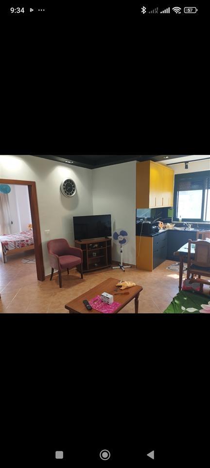 Shkembi kavajes 1+1 mobiluar 30 metra nga deti