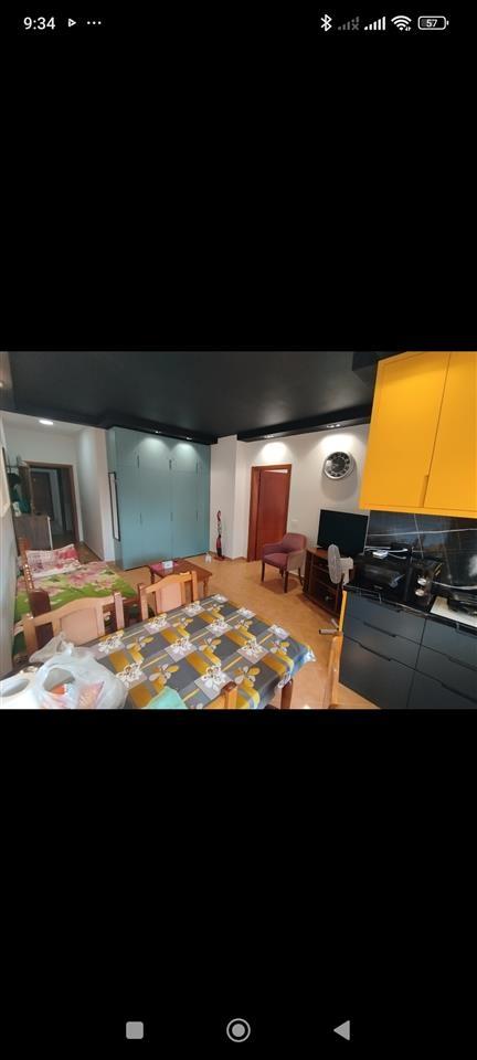 Shkembi kavajes 1+1 mobiluar 30 metra nga deti