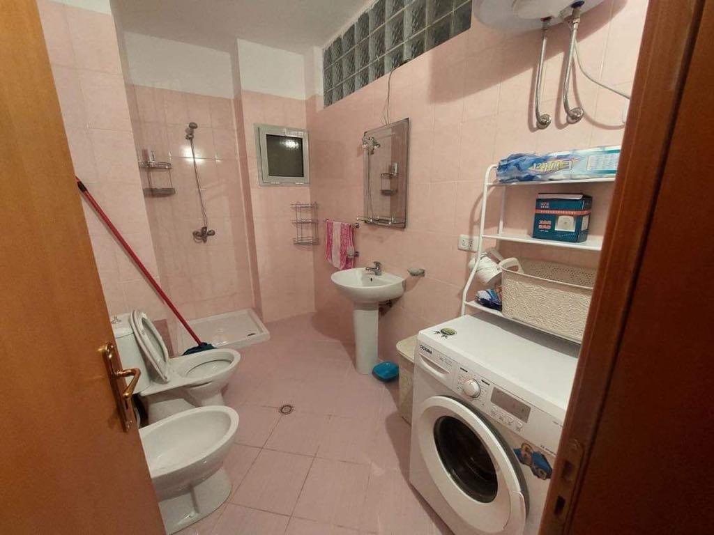 Vlore, jepet me qera apartament 1+1per pushuesa prane Portit