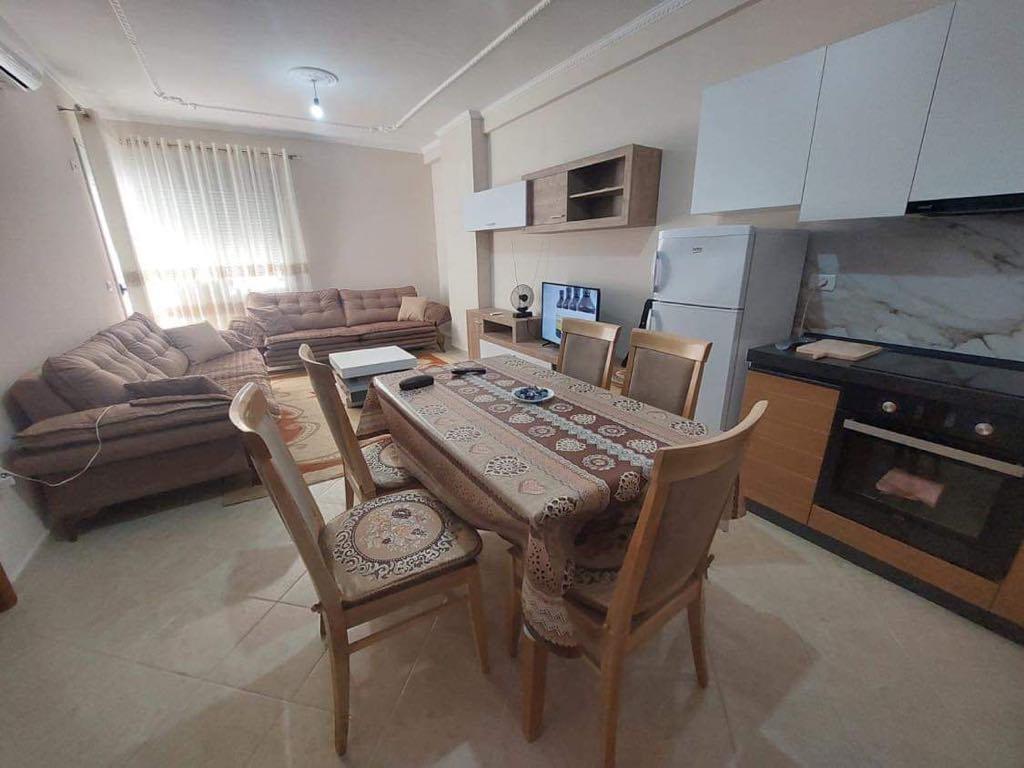 Vlore, jepet me qera apartament 1+1per pushuesa prane Portit