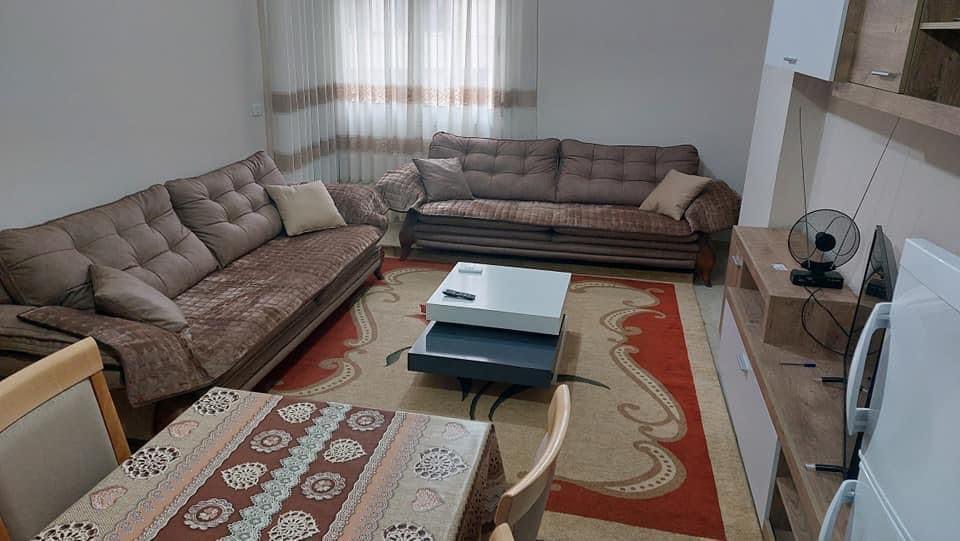 Vlore, jepet me qera apartament 1+1per pushuesa prane Portit